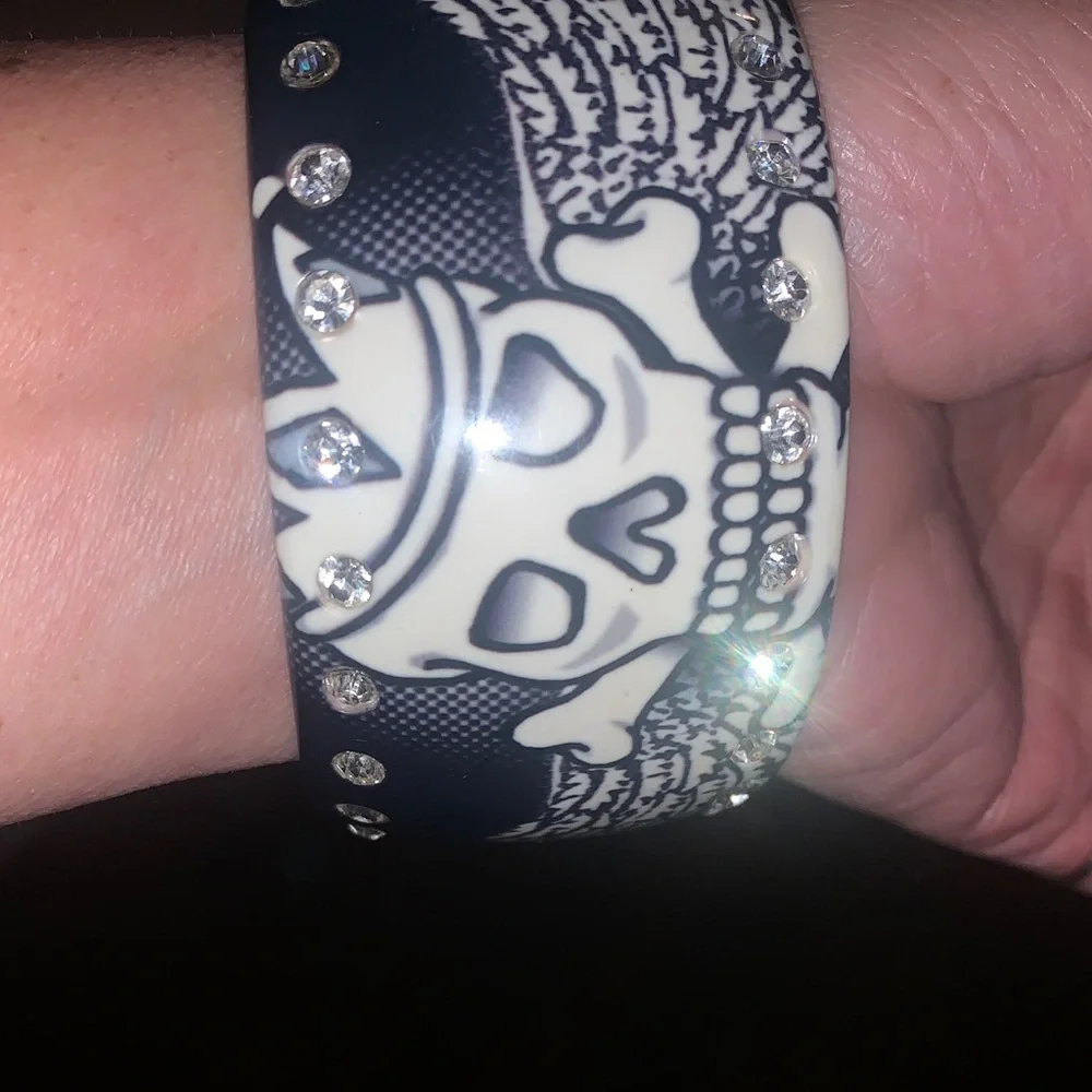 Y2K- Skull Design Bangle - Black and White with crystal stones - Picture 3 of 5